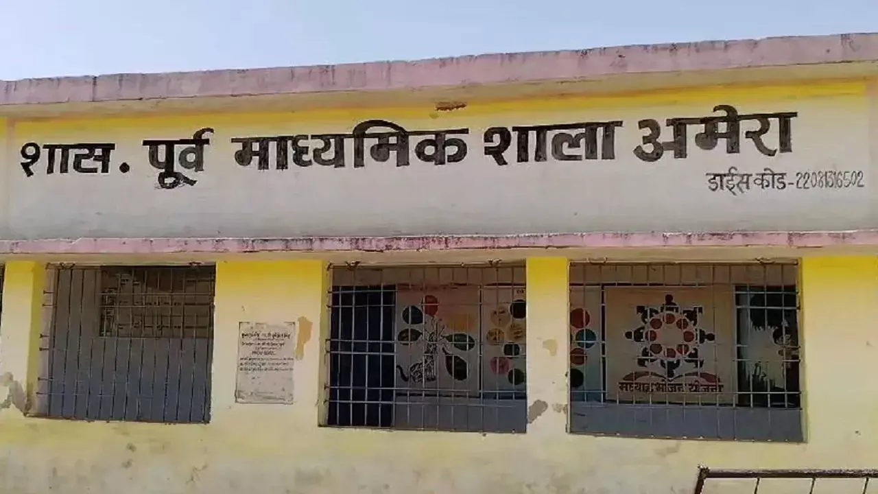 शिक्षकों को सिर्फ सैलरी की चिंता पढ़ाने की नहीं, मंत्री के जिले में ये हाल शिक्षकों को सिर्फ सैलरी की चिंता पढ़ाने की नहीं, मंत्री के जिले में ये हाल