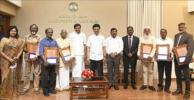 CM Stalin ने 6 लोगों को कलाई सेम्मल पुरस्कार से सम्मानित किया CM Stalin ने 6 लोगों को कलाई सेम्मल पुरस्कार से सम्मानित किया