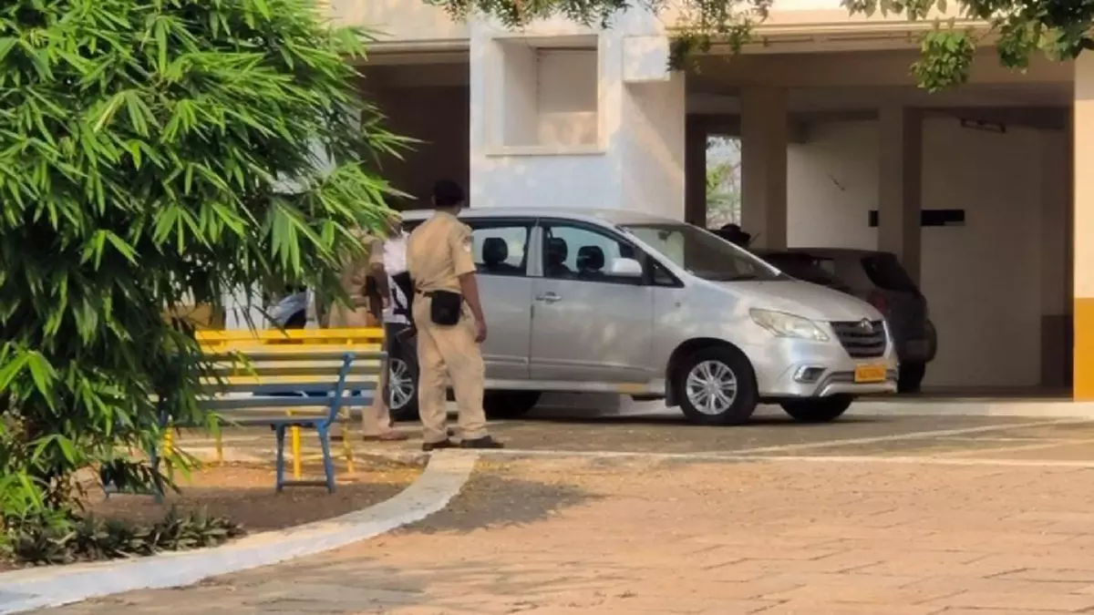 ED ने करूर में मंत्री सेंथिलबालाजी के सहयोगियों के घरों पर छापेमारी की ED ने करूर में मंत्री सेंथिलबालाजी के सहयोगियों के घरों पर छापेमारी की