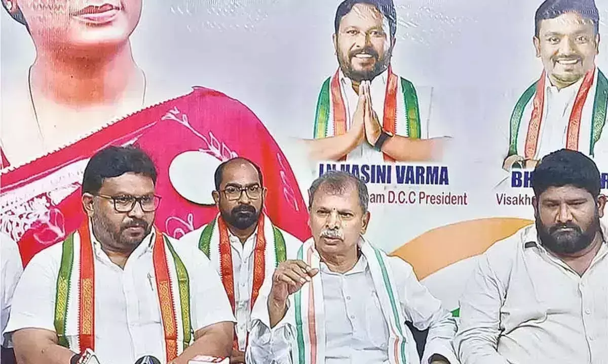 तुलसी रेड्डी ने विकास की कमी के लिए वाईएसआरसीपी और एनडीए दोनों की आलोचना की तुलसी रेड्डी ने विकास की कमी के लिए वाईएसआरसीपी और एनडीए दोनों की आलोचना की