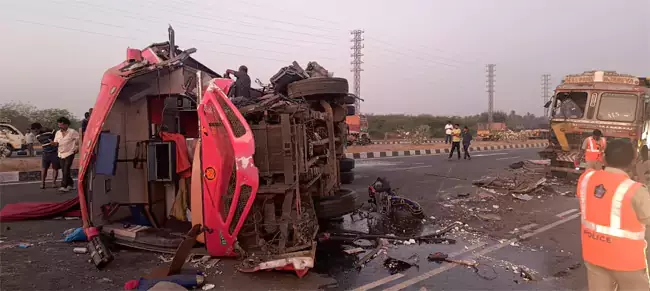 Road accident : लॉरी से टकराने के बाद निजी ट्रैवल्स की बस पलटी 4 की मौत Road accident : लॉरी से टकराने के बाद निजी ट्रैवल्स की बस पलटी 4 की मौत