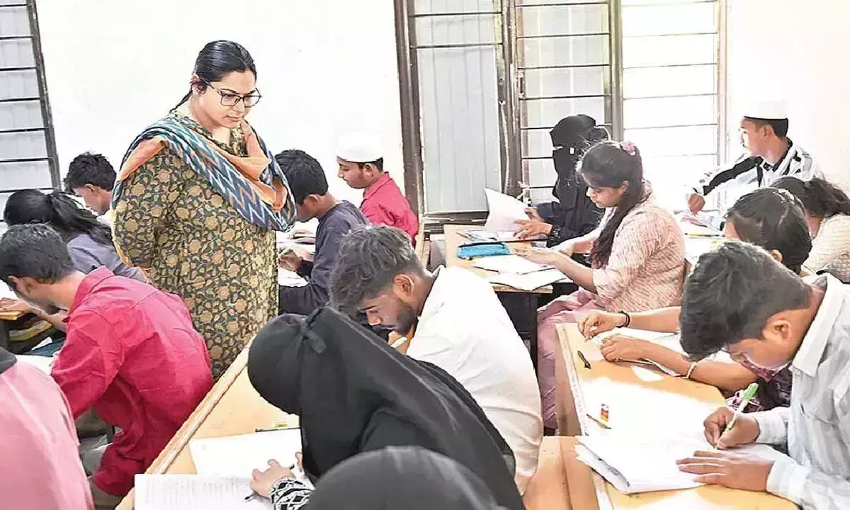 Telangana: कलेक्टर ने निर्मल में परीक्षा केंद्र का निरीक्षण किया Telangana: कलेक्टर ने निर्मल में परीक्षा केंद्र का निरीक्षण किया