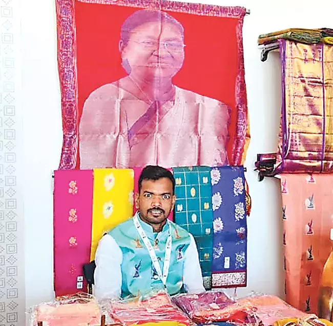 Telangana: राष्ट्रपति भवन में सिरसिला के परिधानों की प्रदर्शनी का अवसर Telangana: राष्ट्रपति भवन में सिरसिला के परिधानों की प्रदर्शनी का अवसर