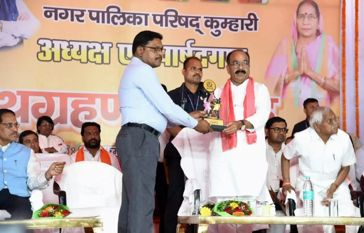 डिप्टी CM अरुण साव के मुख्य आतिथ्य में कुम्हारी नगर पालिका के नवनिर्वाचित अध्यक्ष और पार्षदों का शपथ ग्रहण संपन्न डिप्टी CM अरुण साव के मुख्य आतिथ्य में कुम्हारी नगर पालिका के नवनिर्वाचित अध्यक्ष और पार्षदों का शपथ ग्रहण संपन्न