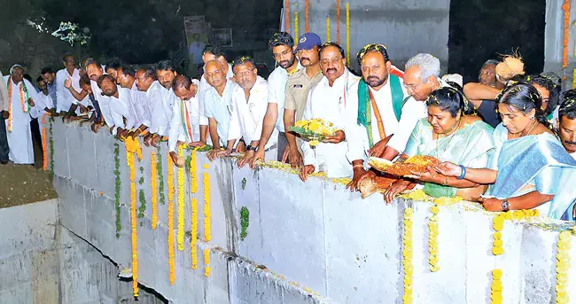 Telangana: 18 घंटे से सीताराम मुख्य नहर में बह रहा गोदावरी का पानी Telangana: 18 घंटे से सीताराम मुख्य नहर में बह रहा गोदावरी का पानी