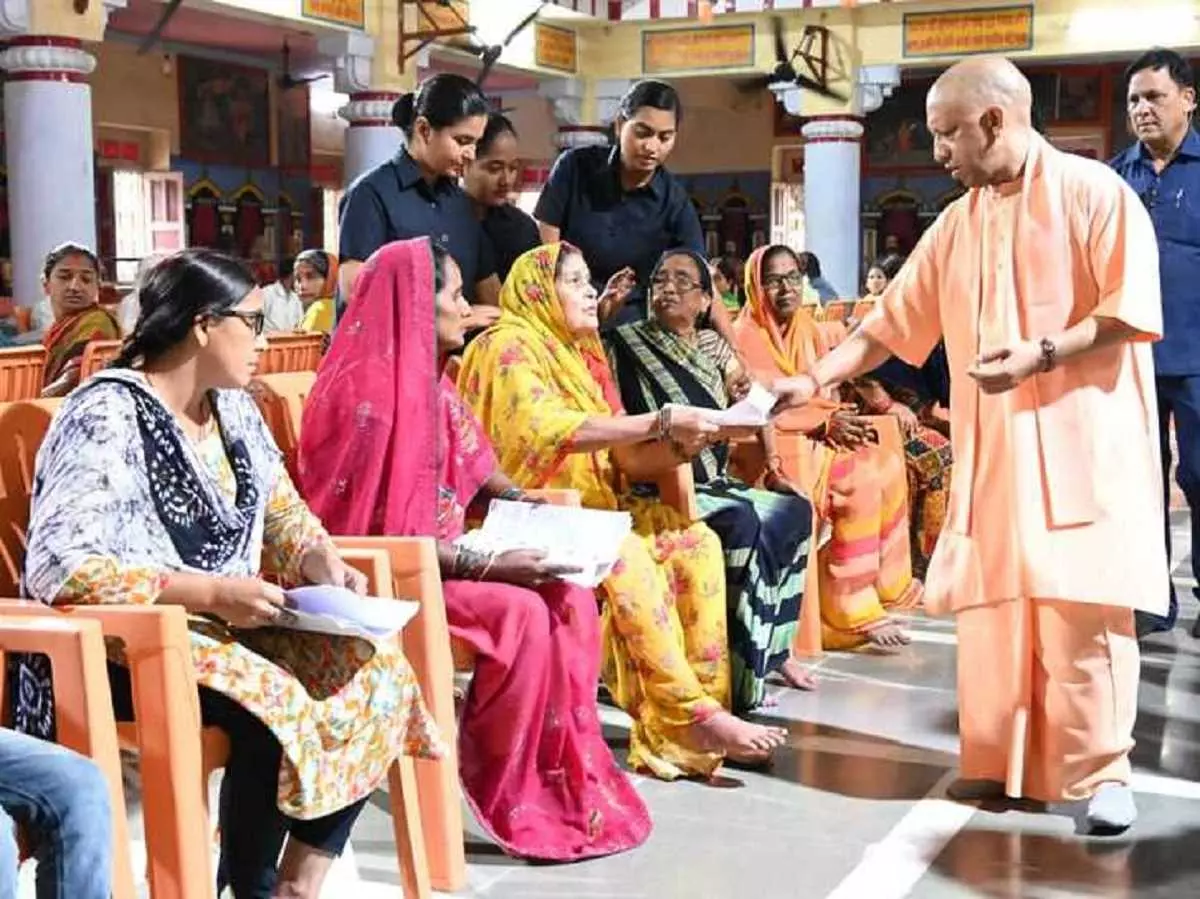 Gorakhpur: सीएम योगी ने गोरखनाथ मंदिर में सुनी जनता की समस्याएं Gorakhpur: सीएम योगी ने गोरखनाथ मंदिर में सुनी जनता की समस्याएं