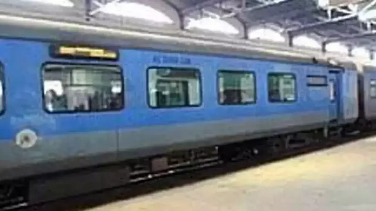 Karnataka: मुंबई-मंगलुरु एक्सप्रेस को आधुनिक एलएचबी कोचों से अपग्रेड किया गया Karnataka: मुंबई-मंगलुरु एक्सप्रेस को आधुनिक एलएचबी कोचों से अपग्रेड किया गया