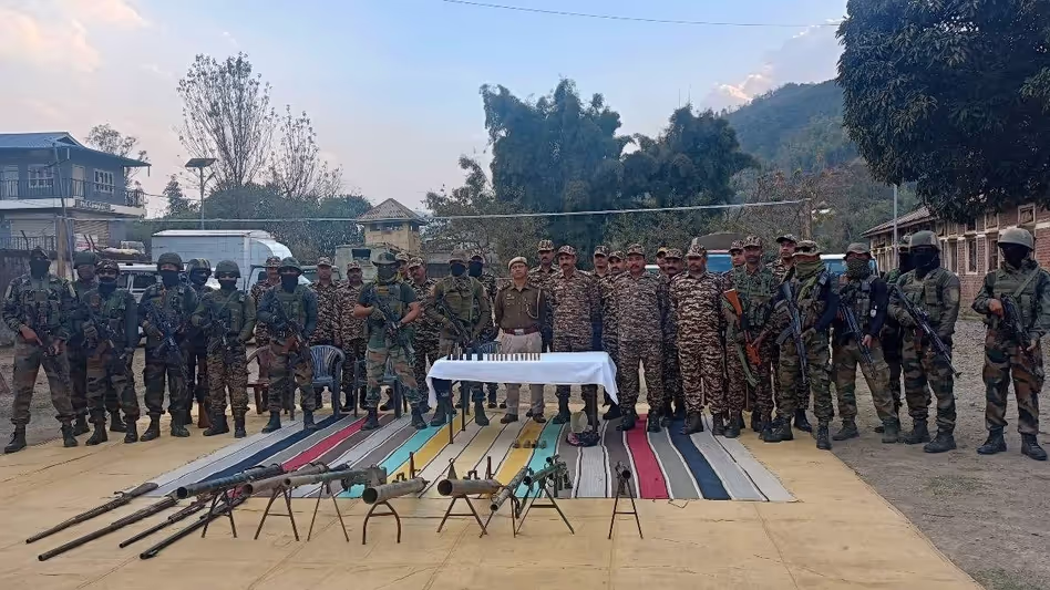 Manipur के तीन जिलों में 32 हथियार और गोला-बारूद आत्मसमर्पण किया गया Manipur के तीन जिलों में 32 हथियार और गोला-बारूद आत्मसमर्पण किया गया