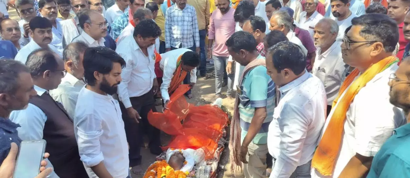 बीजेपी नेता के पिता का निधन, देहदान कर परिजनों ने पेश की मिशाल बीजेपी नेता के पिता का निधन, देहदान कर परिजनों ने पेश की मिशाल