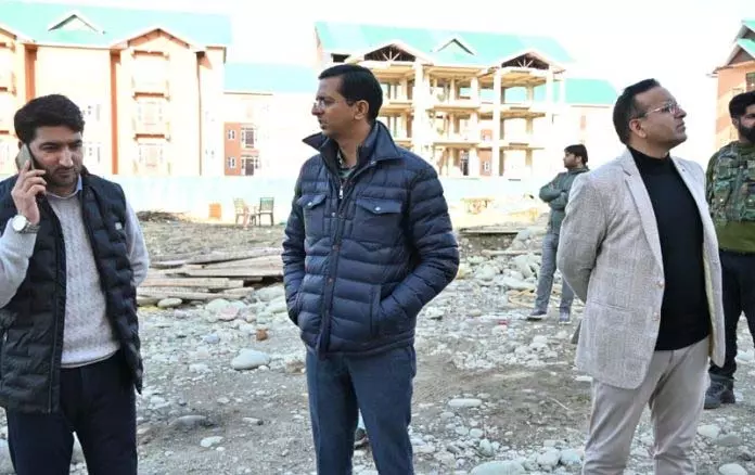 DC शोपियां ने अलोवपोरा ट्रांजिट आवास का दौरा किया DC शोपियां ने अलोवपोरा ट्रांजिट आवास का दौरा किया