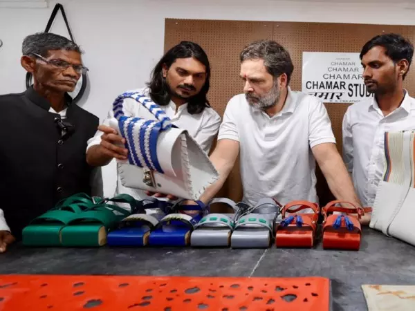 राहुल गांधी ने Dharavi में चमड़ा शिल्पकारों और डिजाइनरों से की मुलाकात राहुल गांधी ने Dharavi में चमड़ा शिल्पकारों और डिजाइनरों से की मुलाकात