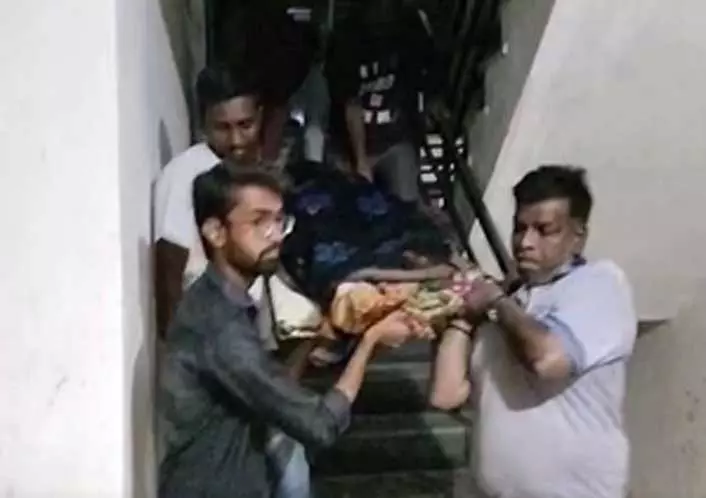 कर्ज में डूबे व्यक्ति ने पत्नी और बेटे की हत्या कर किया आत्महत्या का प्रयास, पुलिस जांच में जुटी कर्ज में डूबे व्यक्ति ने पत्नी और बेटे की हत्या कर किया आत्महत्या का प्रयास, पुलिस जांच में जुटी