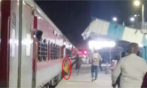 UP News: ट्रेन पर चढ़ते समय ट्रैक पर गिरी महिला, दोनों पैर कटे