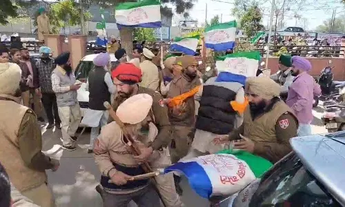 मोगा में किसानों ने पुलिस के साथ हाथापाई की, दीवार फांदकर डीसी कार्यालय में घुसे
