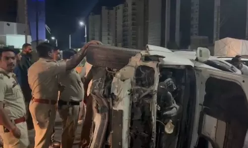 रायपुर: हादसे में क्षतिग्रस्त फॉर्च्यूनर कार से बीयर बोतलें और बेसबॉल बैट बरामद
