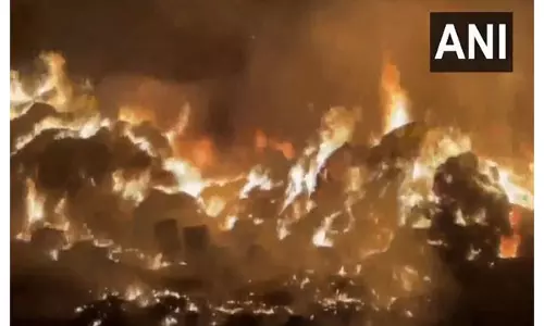 Noida के सेक्टर-63 के पास झुग्गियों में लगी आग, कोई हताहत नहीं Noida के सेक्टर-63 के पास झुग्गियों में लगी आग, कोई हताहत नहीं