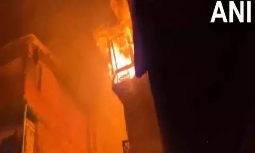 जम्मू-कश्मीर के Anantnag में रिहायशी इलाके में लगी आग जम्मू-कश्मीर के Anantnag में रिहायशी इलाके में लगी आग