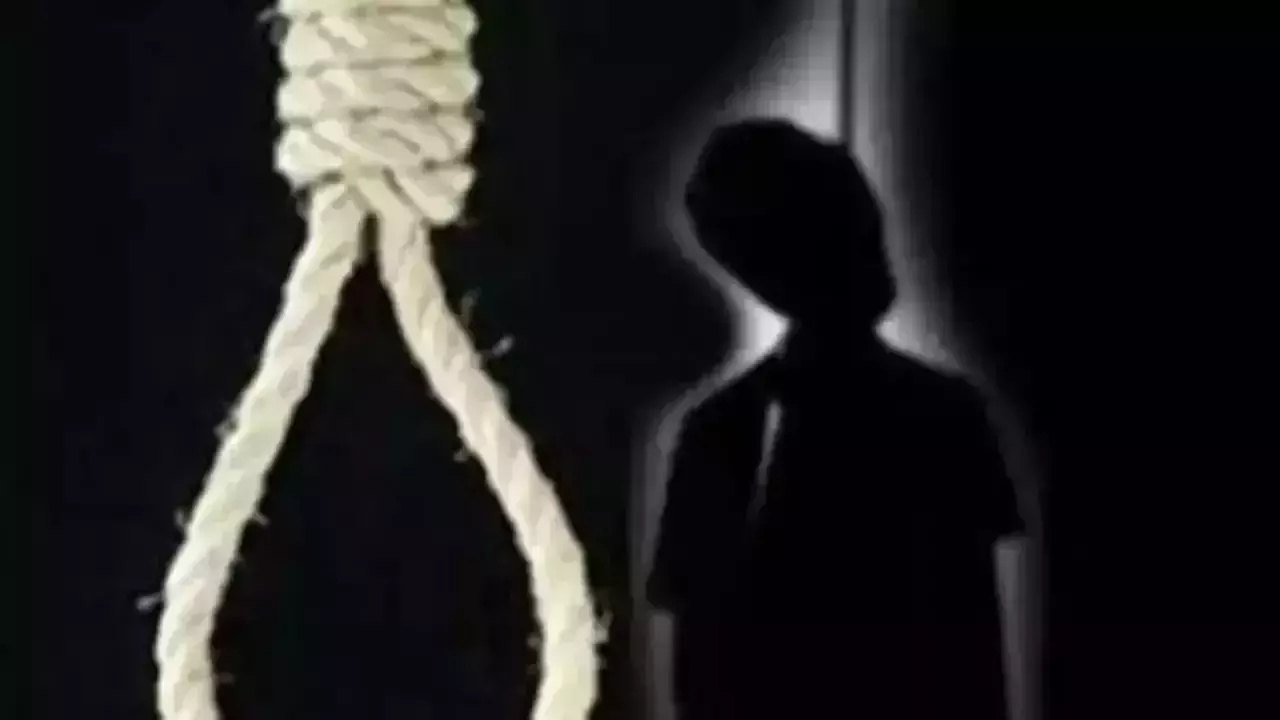 Varanasi: एक किशोर का शव कुंए में फांसी के फंदे से लटका मिला Varanasi: एक किशोर का शव कुंए में फांसी के फंदे से लटका मिला