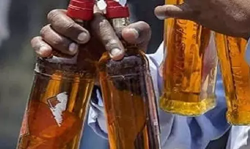 पुलिसकर्मी है या शराब कोचिया! दंपति को कर रहा प्रताड़ित