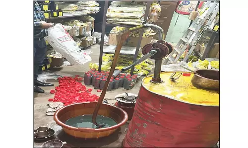 Bhubaneswar: वाहन चलाने वालों सावधान रहें, पुलिस ने शहर में नकली इंजन ऑयल फैक्ट्री का भंडाफोड़ किया Bhubaneswar: वाहन चलाने वालों सावधान रहें, पुलिस ने शहर में नकली इंजन ऑयल फैक्ट्री का भंडाफोड़ किया