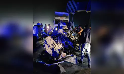 ट्रक से टकराई कार, 6 की मौत एक की हालत गंभीर