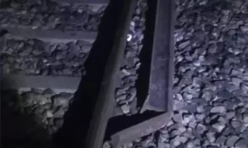 त्रिशूर रेलवे ट्रैक पर लगाया गया पिलर: बड़ा हादसा टला त्रिशूर रेलवे ट्रैक पर लगाया गया पिलर: बड़ा हादसा टला