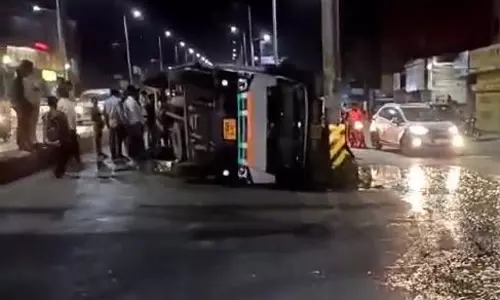 ट्रक पलटने से हजारों अंडे सड़क पर बिखरा