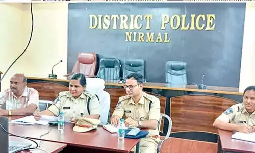 Telangana: लड़कियों की समस्याओं के समाधान के लिए पुलिस अक्का का अभियान Telangana: लड़कियों की समस्याओं के समाधान के लिए पुलिस अक्का का अभियान