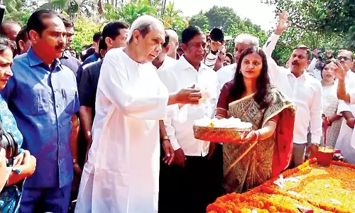 Odisha: पूर्व मुख्यमंत्री अपने पिता के चित्र पर पुष्पगुच्छ अर्पित कर श्रद्धांजलि अर्पित की Odisha: पूर्व मुख्यमंत्री अपने पिता के चित्र पर पुष्पगुच्छ अर्पित कर श्रद्धांजलि अर्पित की