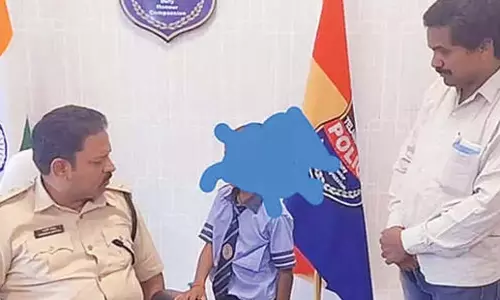 Telangana: सौतेली मां द्वारा प्रताड़ित बच्चे को एसपी ने अपने संरक्षण में लिया Telangana: सौतेली मां द्वारा प्रताड़ित बच्चे को एसपी ने अपने संरक्षण में लिया