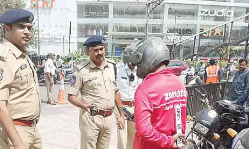 Telangana: यातायात पुलिस ने उल्लंघनकर्ताओं के खिलाफ 5,000 से अधिक मामले दर्ज किए
