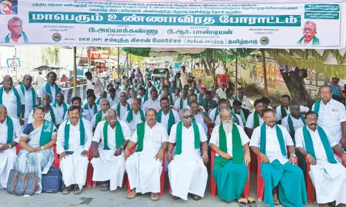 दिल्ली विरोध प्रदर्शन के समर्थन में Tamil Nadu के किसानों ने की भूख हड़ताल दिल्ली विरोध प्रदर्शन के समर्थन में Tamil Nadu के किसानों ने की भूख हड़ताल