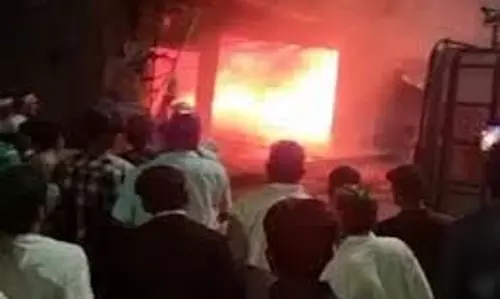 Indore: फर्नीचर शोरूम में लगी आग, दीवार तोड़कर अंदर घुसे दमकल कर्मी Indore: फर्नीचर शोरूम में लगी आग, दीवार तोड़कर अंदर घुसे दमकल कर्मी