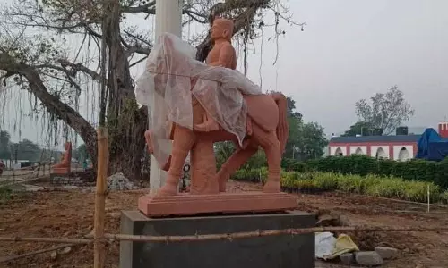 परलाखेमुंडी रेलवे स्टेशन की मूर्ति पर विवाद परलाखेमुंडी रेलवे स्टेशन की मूर्ति पर विवाद