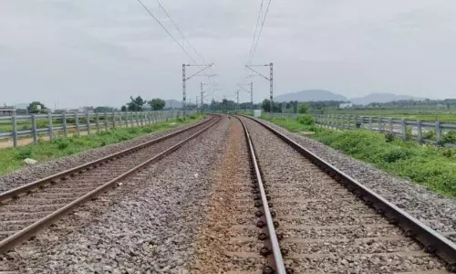 पूर्व तटीय क्षेत्र में सुरक्षा बाड़ लगाने का काम जारी पूर्व तटीय क्षेत्र में सुरक्षा बाड़ लगाने का काम जारी