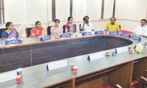 DMK परिषद सदस्यों ने डीएमके अध्यक्ष के खिलाफ धरना दिया