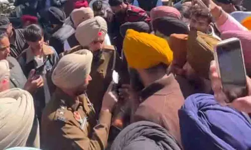 सुरक्षा गार्ड द्वारा छात्रों पर ‘हमले’ के बाद विरोध में Amritsar विश्वविद्यालय के गेट बंद