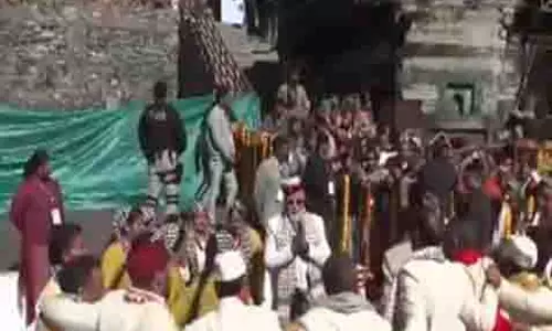 Uttarakhand: मुखवा में लोक नृत्य प्रस्तुत कर रहे स्थानीय कलाकारों के साथ पीएम मोदी भी शामिल हुए