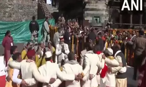 मुखवा में लोक नृत्य प्रस्तुत करने वाले स्थानीय कलाकारों के साथ PM Modi शामिल हुए