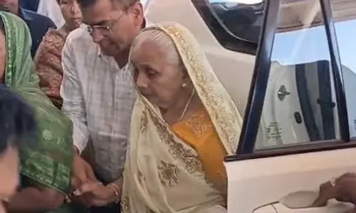 मेकाहारा में सीएम साय की मां ने रुटिन चेकअप कराई मेकाहारा में सीएम साय की मां ने रुटिन चेकअप कराई