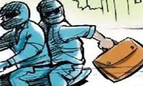 Rampur: दो बदमाश तमंचे के बल पर मेडिकल संचालक से 27 हजार की लूट Rampur: दो बदमाश तमंचे के बल पर मेडिकल संचालक से 27 हजार की लूट
