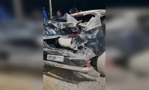 ट्रक ने सड़क किनारे खड़ी दो कारों को रौंदा, बड़ा हादसा टला ट्रक ने सड़क किनारे खड़ी दो कारों को रौंदा, बड़ा हादसा टला