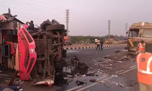 Eluru में बस-लॉरी की टक्कर में तीन लोगों की मौत, आठ घायल