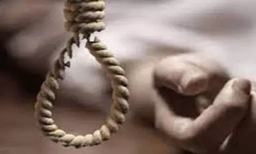 Giridih : तिसरी में युवती ने लगाई फांसी, जांच में जुटी पुलिस Giridih : तिसरी में युवती ने लगाई फांसी, जांच में जुटी पुलिस