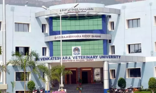 छात्रों ने SVVU में हड़ताल तेज कर दी, यूनिवर्सिटी के गेट बंद कर दिए