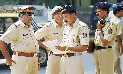 Mumbai: धारावी में फेरीवालों से रिश्वत लेने के आरोप में चार पुलिसकर्मी निलंबित
