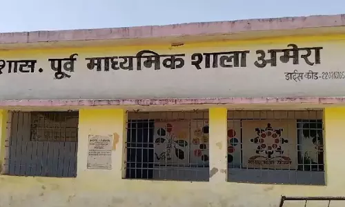 शिक्षकों को सिर्फ सैलरी की चिंता पढ़ाने की नहीं, मंत्री के जिले में ये हाल शिक्षकों को सिर्फ सैलरी की चिंता पढ़ाने की नहीं, मंत्री के जिले में ये हाल
