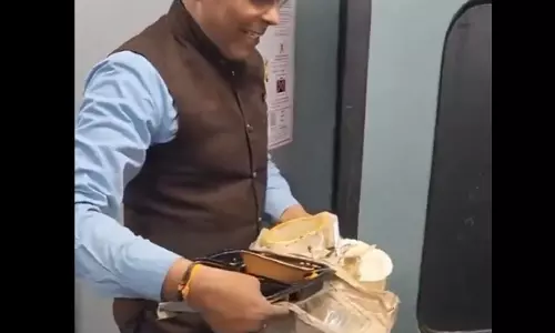 चलती ट्रेन से कचरा फेंकते रेलवे कर्मचारी का वीडियो सामने आया, लोग भड़के चलती ट्रेन से कचरा फेंकते रेलवे कर्मचारी का वीडियो सामने आया, लोग भड़के