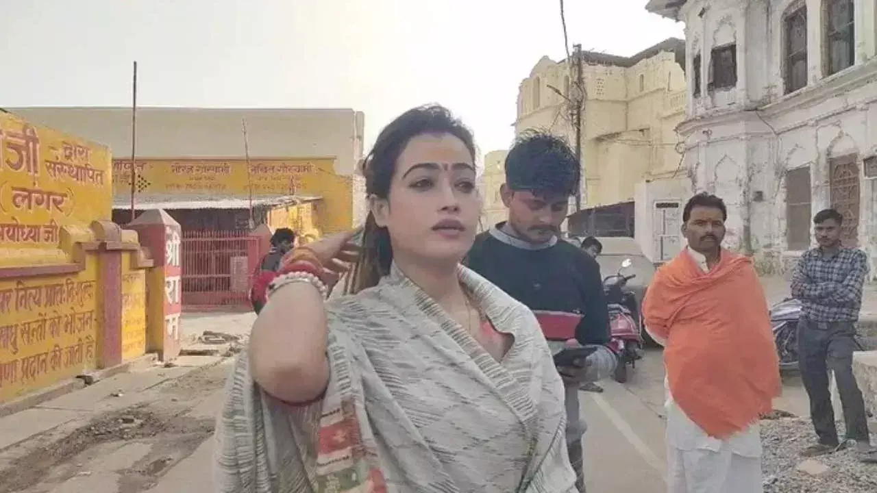 Ayodhya: मॉडल हर्षा रिक्षारिया ने श्रीरामलला और हनुमान गढ़ी में दर्शन-पूजन की Ayodhya: मॉडल हर्षा रिक्षारिया ने श्रीरामलला और हनुमान गढ़ी में दर्शन-पूजन की