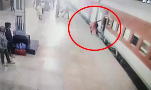 रेलवे सुरक्षा बल के जवान ने चलती ट्रेन से गिरी महिला की बचाई जान, देखें VIDEO रेलवे सुरक्षा बल के जवान ने चलती ट्रेन से गिरी महिला की बचाई जान, देखें VIDEO